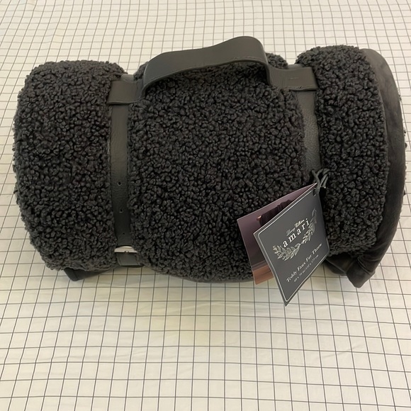 Amari Bedding Amari Luxury Collection Nwt Teddy Faux Fur Throw